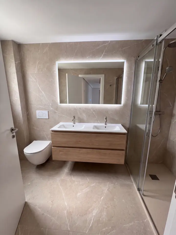 Propuesta media de Render Express para ese mismo baño, desde el mismo punto de vista (recreación por computadora)